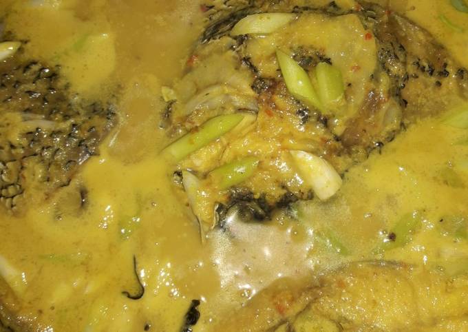 Gulai ikan kakap tabur bawang prei