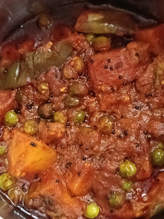 વટાણા બટાકા અને રીંગણા નુ શાક (Vatana Bataka Ringan Shak Recipe In Gujarati) રેસીપી મુખ્ય ફોટો