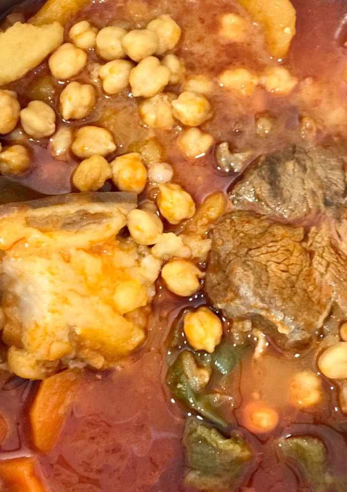 Una foto de Potaje de garbanzos con calabaza y pringá