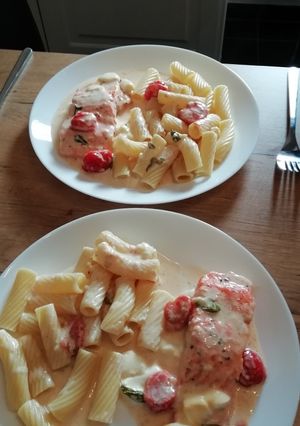 Bazsalikomos paradicsomos lazac tésztával recept fotója