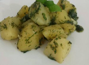 Una foto de Papas salteadas con cilantro