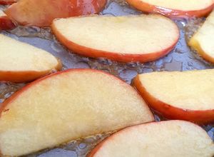 Una foto de 🍎 Manzanas a la sartén con miel 🍯 y trocitos de manteca 🧈