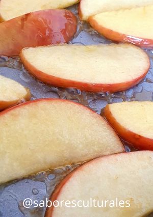Una foto de 🍎 Manzanas a la sartén con miel 🍯 y trocitos de manteca 🧈