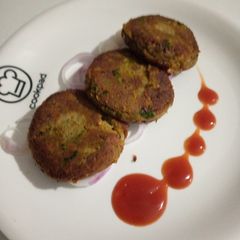 A picture of Turai k chilkon k Shami kababs.