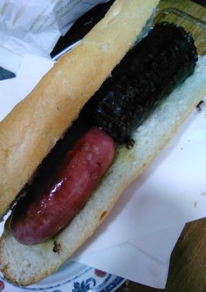 Una foto de Bocadillo blanco y negro valenciano
