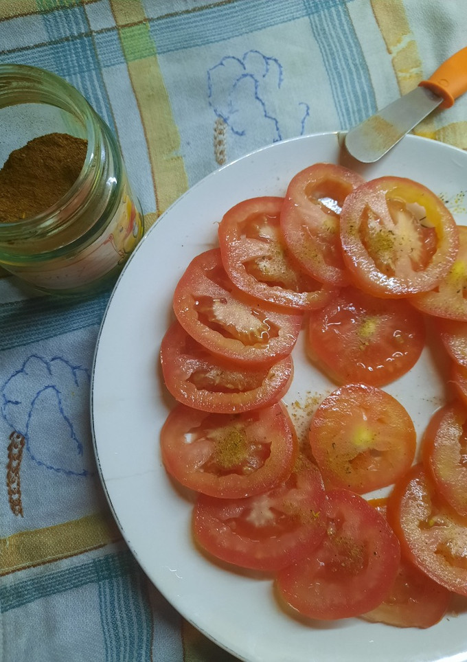 Una foto de Ensalada de tomate con curry