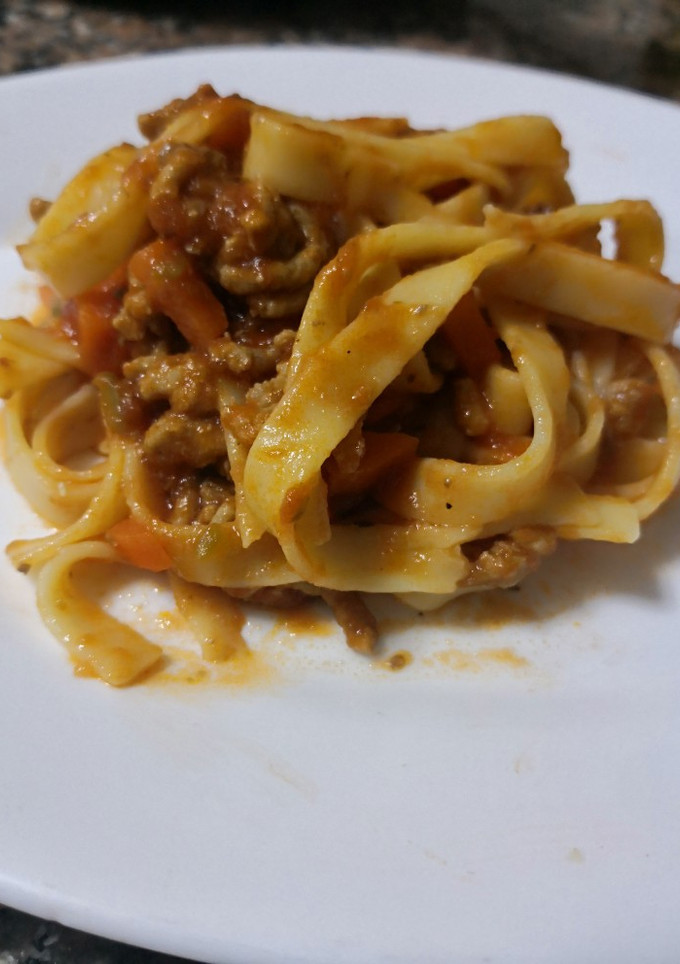 Una foto de Nidos de pasta a la boloñesa