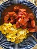 Salsicha ao molho de tomate com ovos mexidos