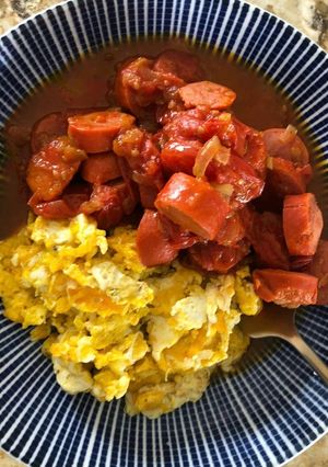 Foto de Salsicha ao molho de tomate com ovos mexidos