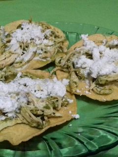 Una foto de Tostadas de pollo al cilantro