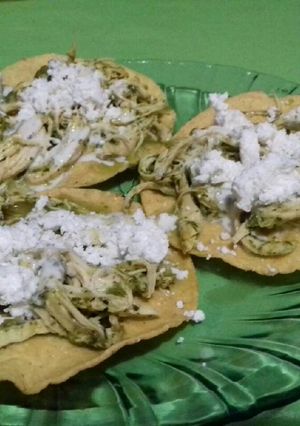 Una foto de Tostadas de pollo al cilantro