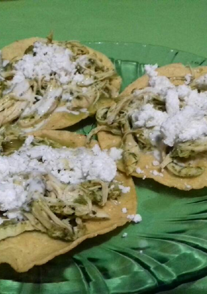 Una foto de Tostadas de pollo al cilantro