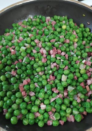 Una foto de Guisantes con jamón