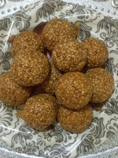 तिल के लड्डू (Til ke ladoo recipe in Hindi) रेसिपी मुख्य फोटो
