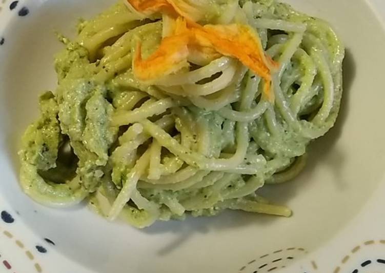 Pasta al pesto di zucchine crude