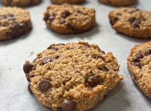 Una foto de Cookies de avena, coco y chocolate