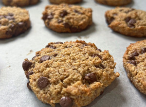Una foto de Cookies de avena, coco y chocolate
