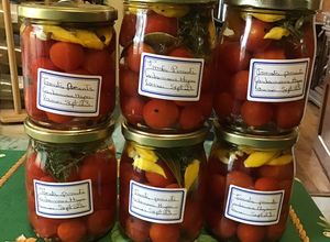 Une photo de Tomates aux piments jaunes, thym, laurier et cardamome