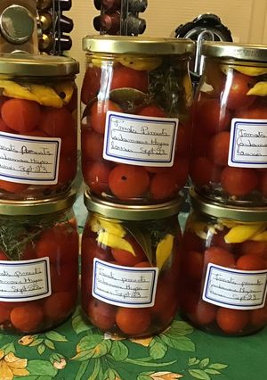 Une photo de Tomates aux piments jaunes, thym, laurier et cardamome