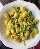 Ñoquis al curry con brócoli y pollo