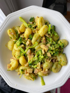 Una foto de Ñoquis al curry con brócoli y pollo