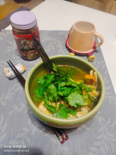 快速宵夜~~泰式蛤蠣蔬菜湯 的食譜成品照片
