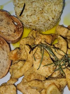 Una foto de Pollo marinado con arroz aromático