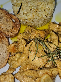 Una foto de Pollo marinado con arroz aromático