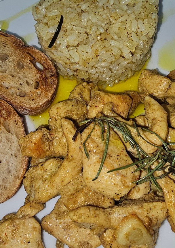 Una foto de Pollo marinado con arroz aromático
