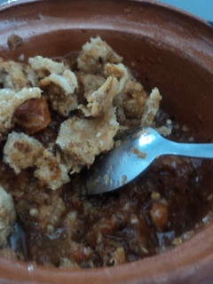 Una foto de Chicharrón grasoso de cerdo con salsa quebrada para las ánimas. Jalisco México