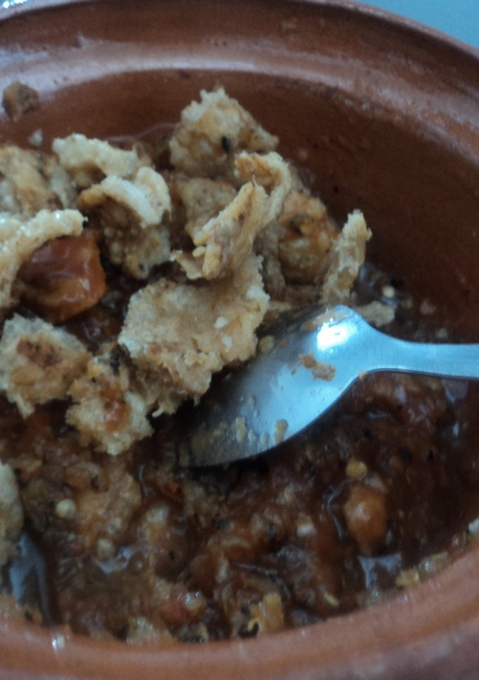 Una foto de Chicharrón grasoso de cerdo con salsa quebrada para las ánimas. Jalisco México