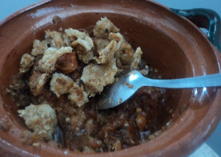 Chicharrón grasoso de cerdo con salsa quebrada para las ánimas. Jalisco México