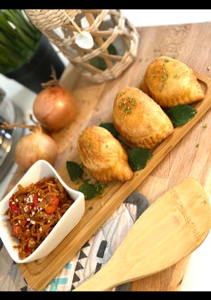 Une photo de 🥟BEIGNETS FARCIS AU THON ET MENTHE FRAÎCHE - Sauce tomate vermicelle 🔥en 30 minutes