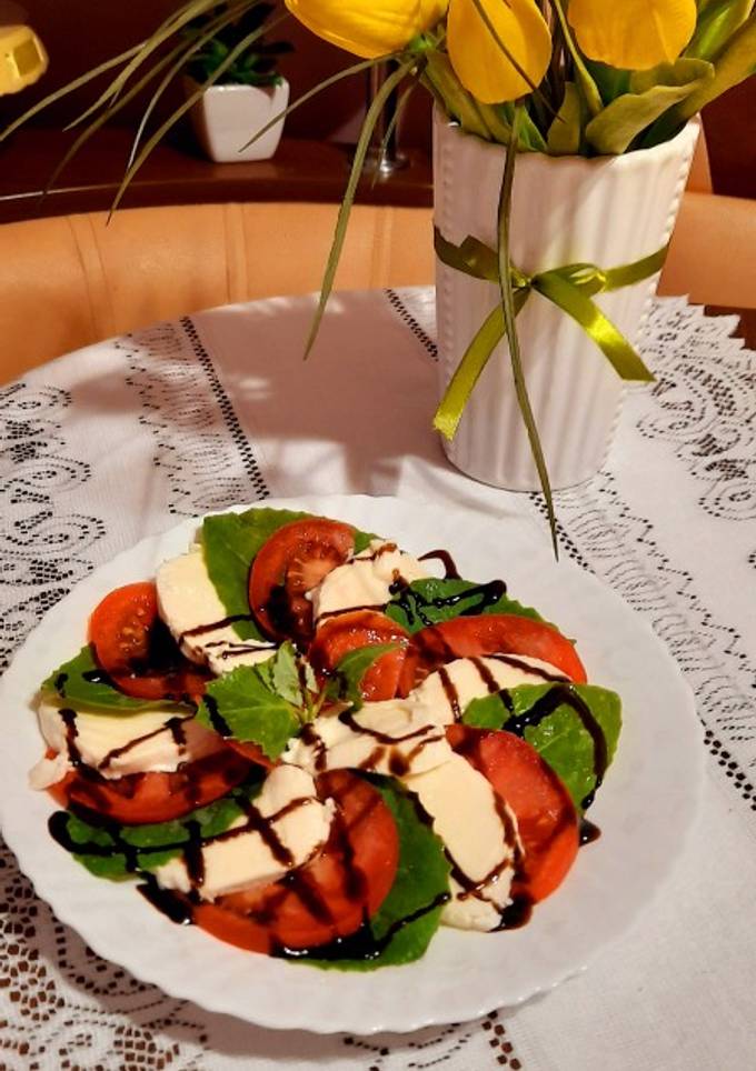 Салат капрезе зі шпинатом