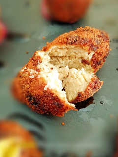 Una foto de Croquetas de pollo asado en tres texturas