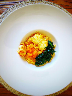 Una foto de Arroz con rape y gambones, calabaza y espinacas