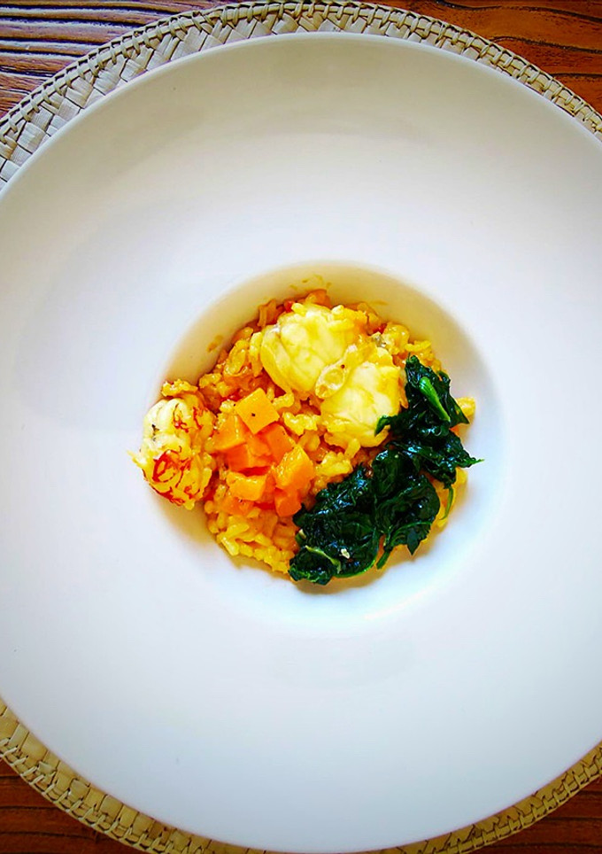 Una foto de Arroz con rape y gambones, calabaza y espinacas