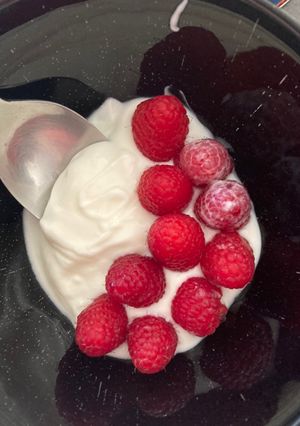 Une photo de Yaourt bowl coco&framboise 🥥