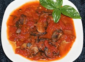 Una foto de Salsa de champiñones cremini con tomates. JON STYLE