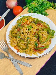 चाउमीन मैगी (chowmein maggi recipe in Hindi) रेसिपी मुख्य फोटो