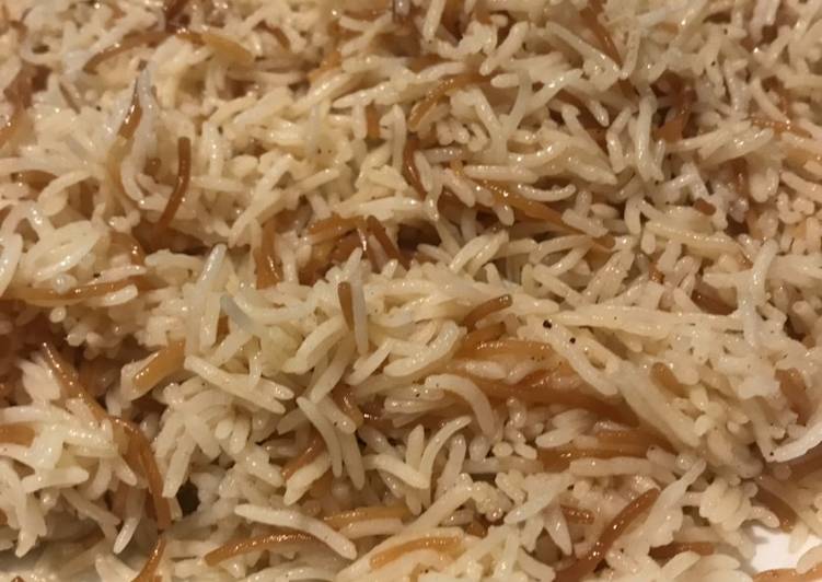 الأرز بالشعيرية المقلية