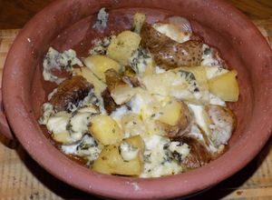 Una foto de Papas al plomo con queso azul (2 formas) gratinadas y en ensalada