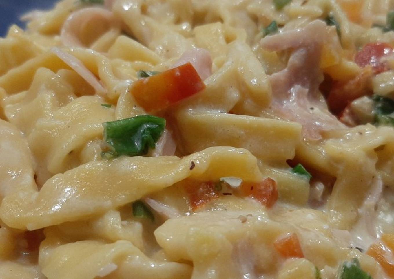 Tallarines de calabaza con queso crema, verdeo y jamón cocido