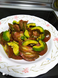 Una foto de Ensalada de tomate y aguacate 😋