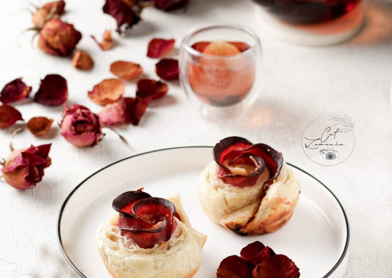 Bolognese rose pastry