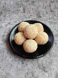 Chapssal Korean Donuts dengan Topping Wijen