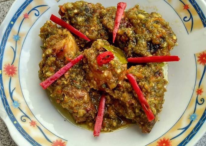 Ayam bacem dicabein alias ayam bacem cabe hijau