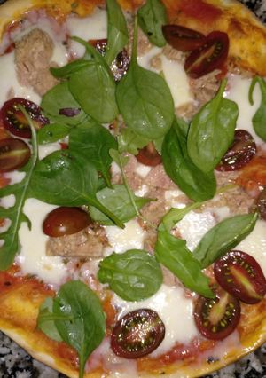 Foto principal de Pizza ligera con espinacas y tomates