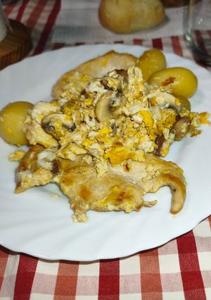 Foto principal de Revuelto de huevos, patatas con pechugas