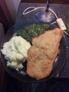 Una foto de Milanesas de pechuga de pollo con puré de papas y tortilla de espinaca ricas fácil